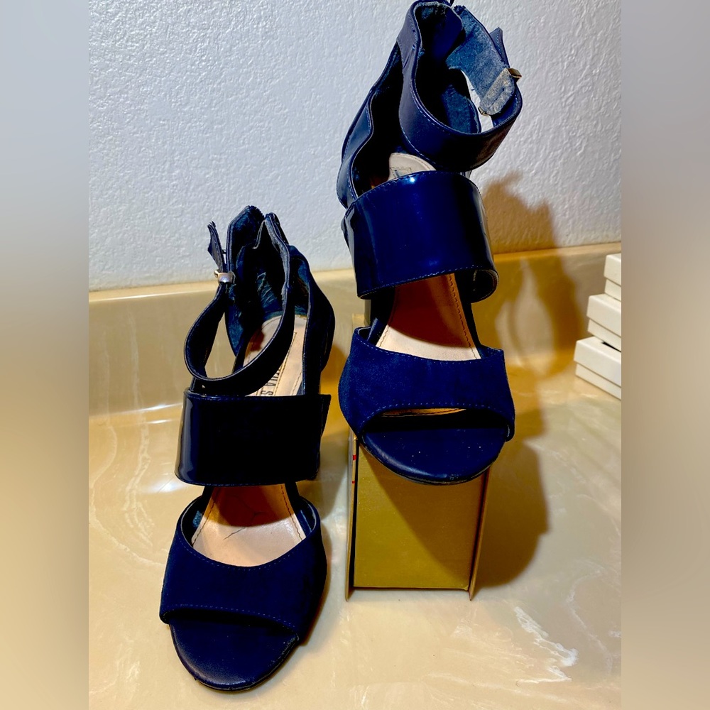 LS lieila Stone-women’s blue heels s- 7.gently used suede and pleather.wide heel